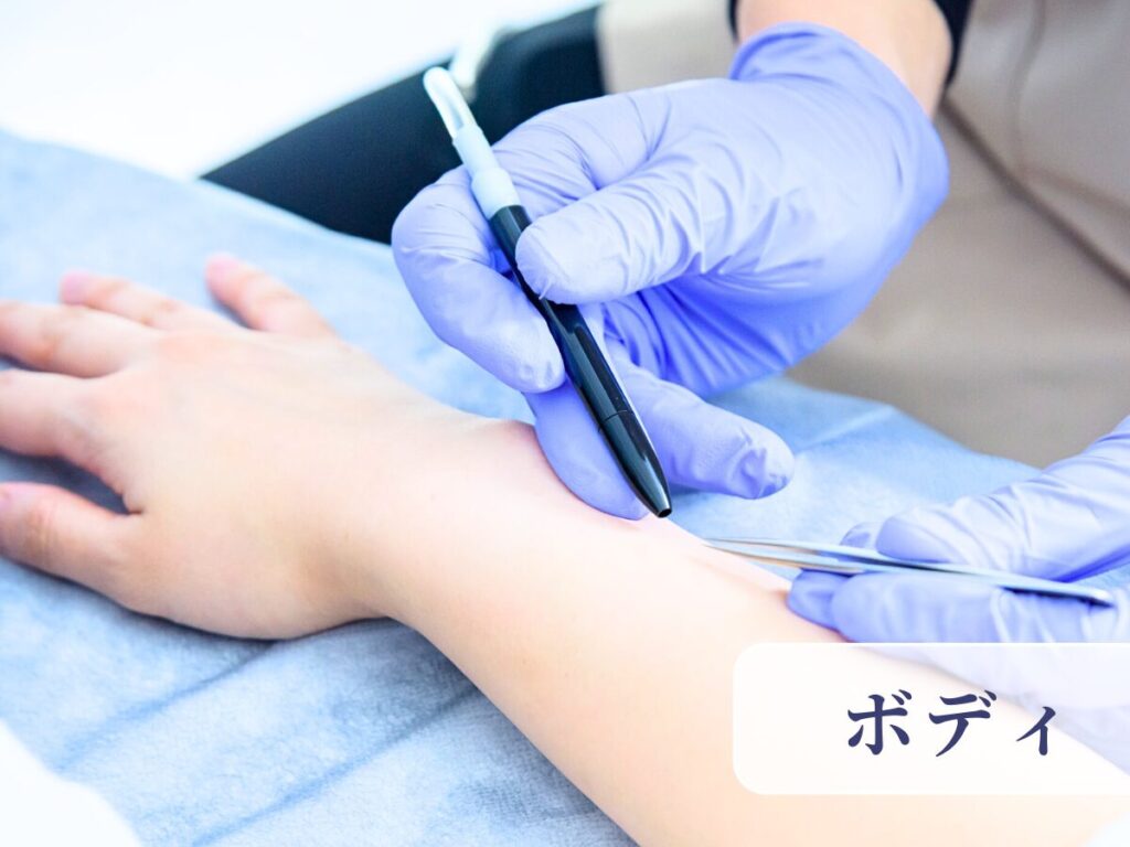 千葉県柏市の美容電気脱毛(ニードル脱毛)サロンReMoveのHP内にある、ニードル脱毛中のモデルの画像。女性、ボディー、全身脱毛